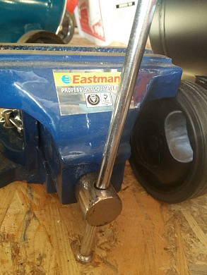 Тиски слесарные Eastman 150мм чугунные поворотные